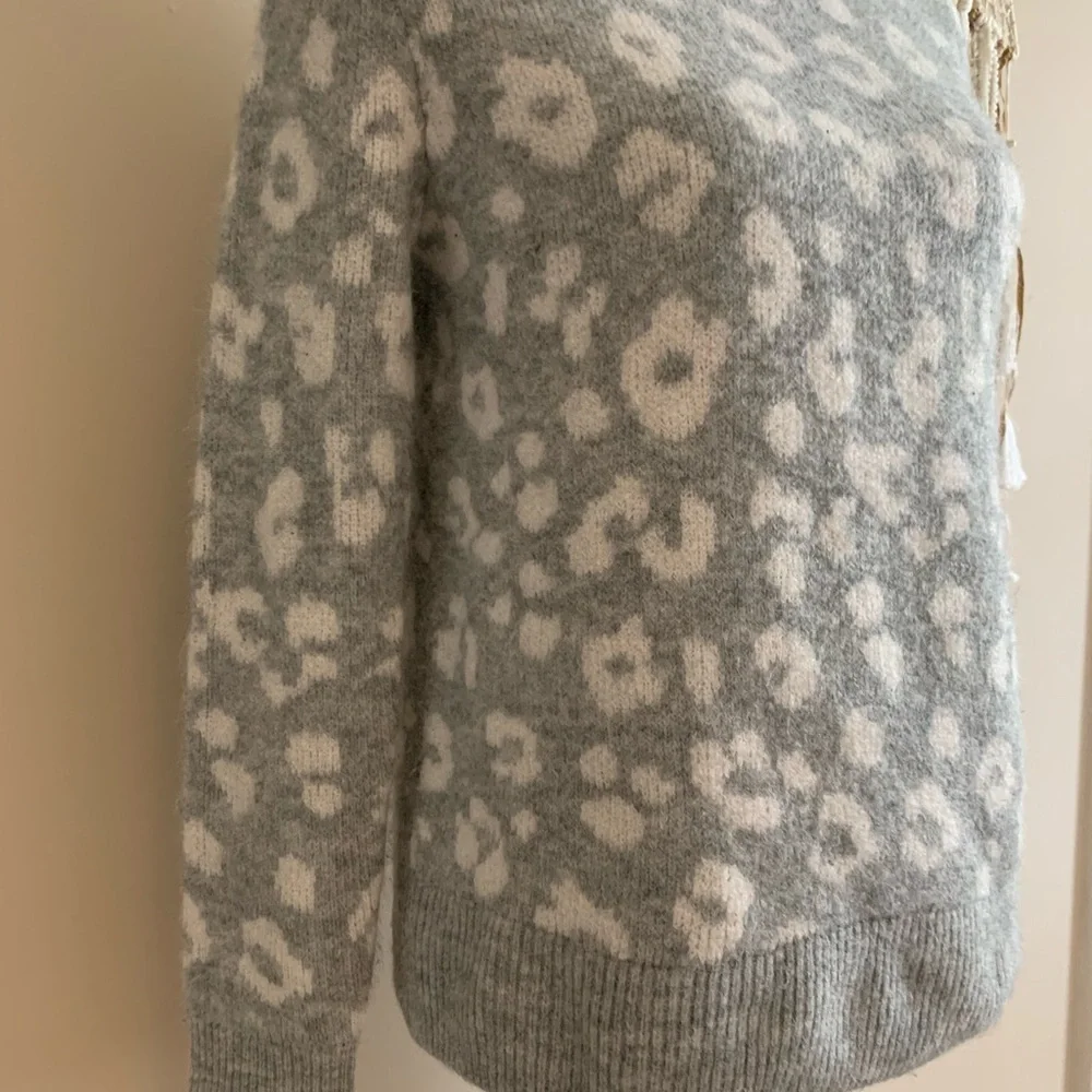 Old Navy sweater size small 🩶 - Picture 3 of 7